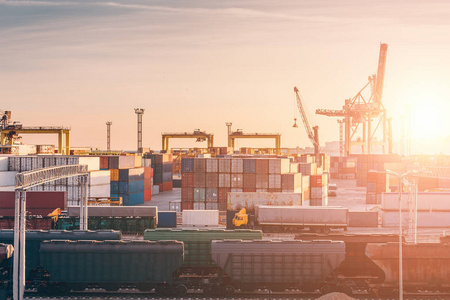 貨物進(jìn)出口 工廠上空的日落見證貿(mào)易的繁忙